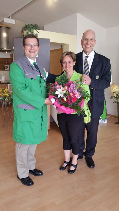 Franchiseberater Hans Nielsen (rechts) gratuliert Dietmar und Nicole Morbitzer zur Eröffnung